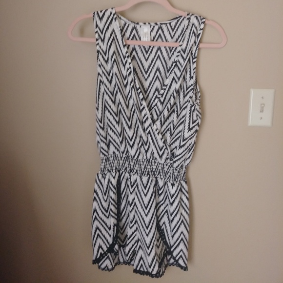 Black and white V cut chevron summer romper - Picture 4 of 7